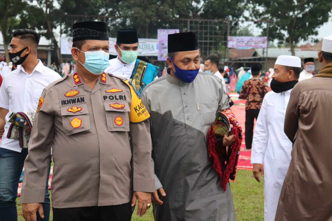 Ketua DPRD Kabupaten Batu Bara Sholat Idul Adha Bersama Kapolres Batubara di Lapangan Bola Kaki Blok 8 Kec. Lima Puluh Kota