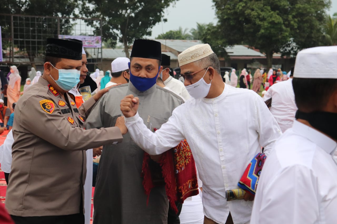 Ketua DPRD Kabupaten Batu Bara Melaksanakan Sholat Idul Adha 1441 H Bersama Jajaran Pemkab Batu Bara dan Masyarakat Sekitar Daerah Lapangan Bola Blok 8 Kec. Lima Puluh Kota