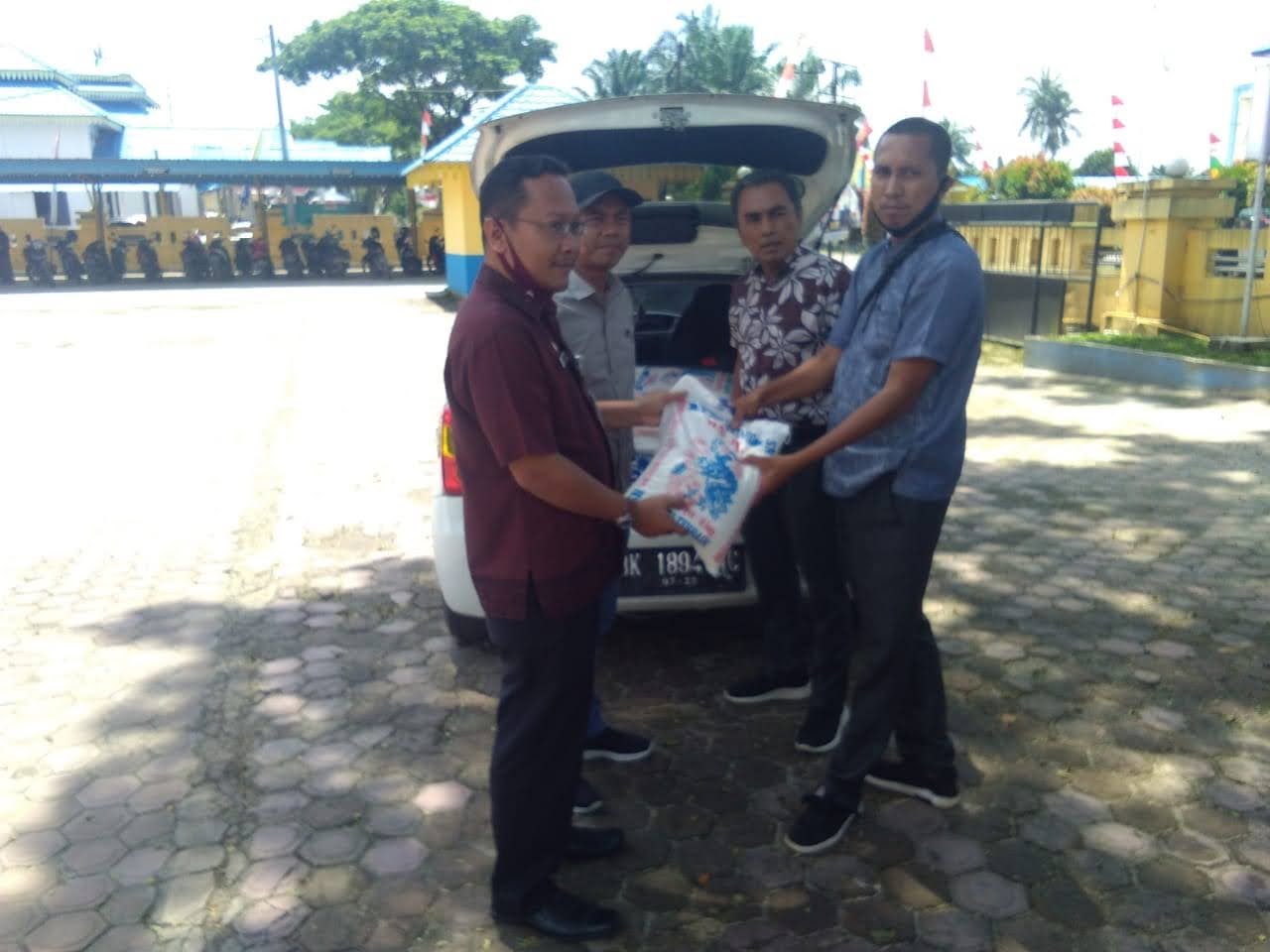 Sekwan DPRD Kabupaten Batu Bara Memberikan Sedekah 40 Goni Beras Ke Komunitas Sedekah Jum'at (KSJ) Kabupaten Batu Bara