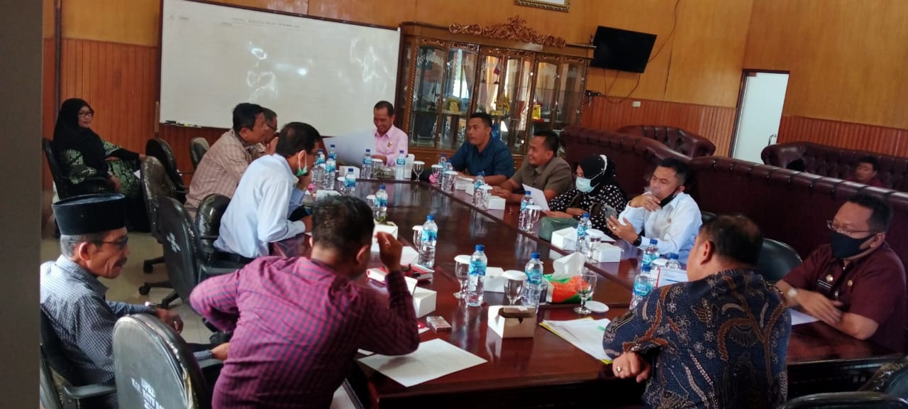 Pimpinan dan Anggota Badan Musyawarah DPRD beserta Sekretariat DPRD Kab. Batu Bara mengadakan Rapat BANMUS di Ruangan Ketua DPRD.